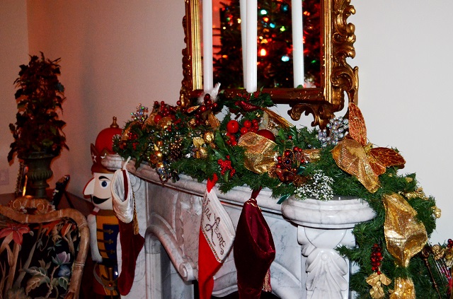 Christmas-mantle