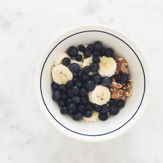 healthy-yogurt-berry-breakfast