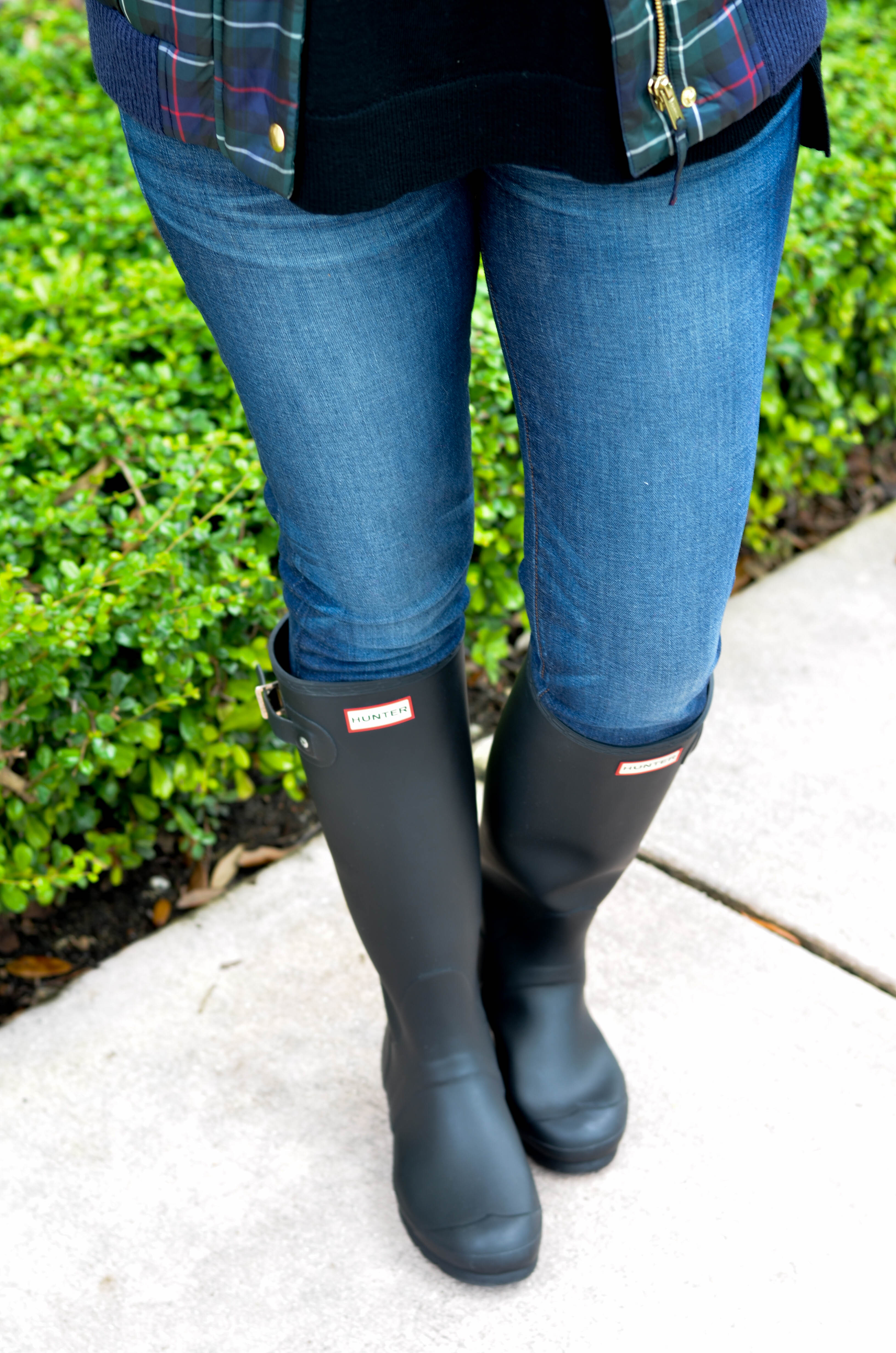 Lifestyle Blogger, Desiree of Beautifully Seaside, styles a pair of black Hunter boots and shares why they're her favorite boots of the season.