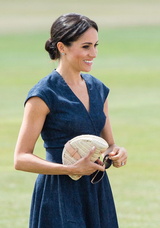 DOES MEGHAN MARKLE LOVE J.CREW? by Beautifully Seaside Meghan wearing J.Crew rattan fan clutch