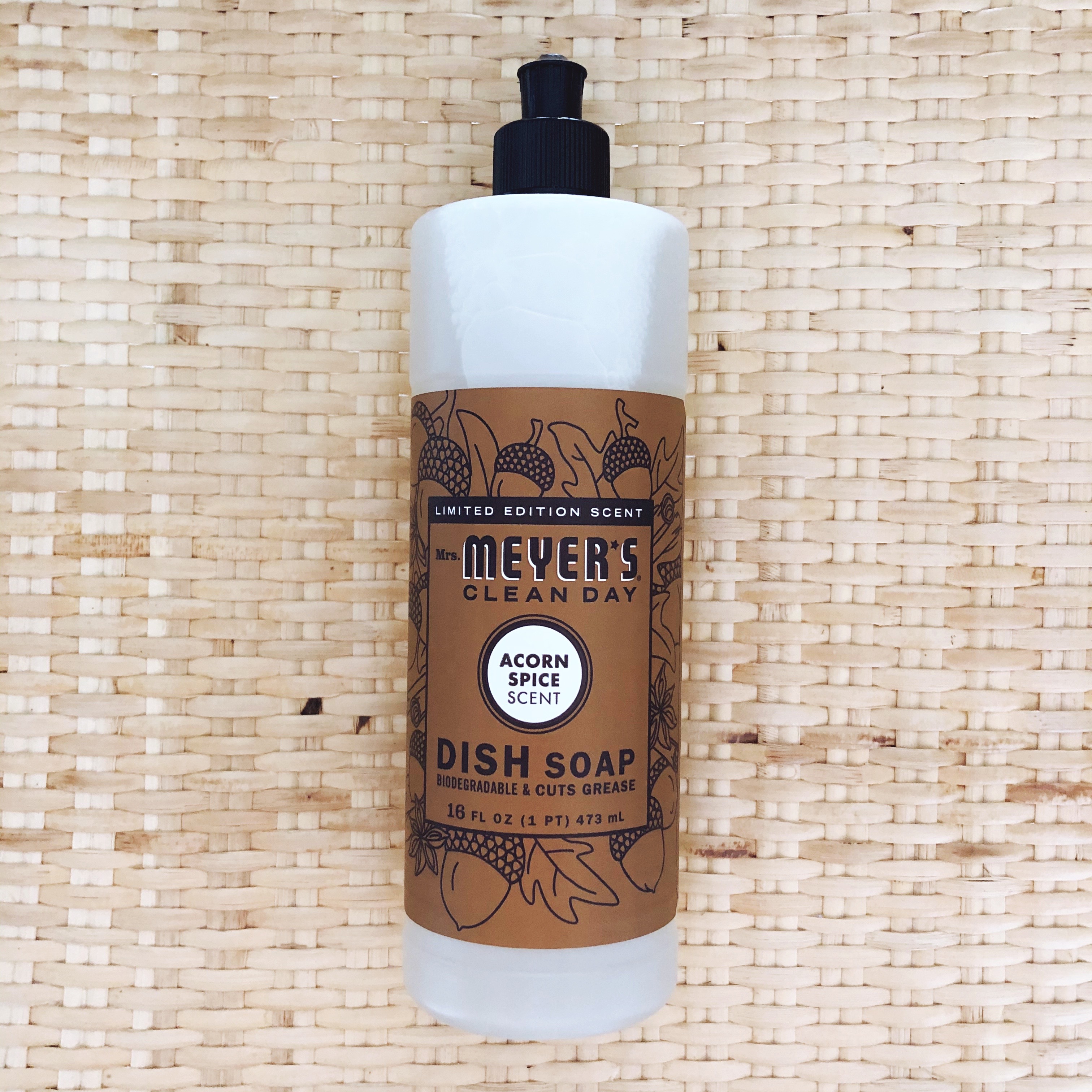 FALL TRENDS TO TRY OUT THIS YEAR- Mrs. Meyer's Acorn Dish Soap