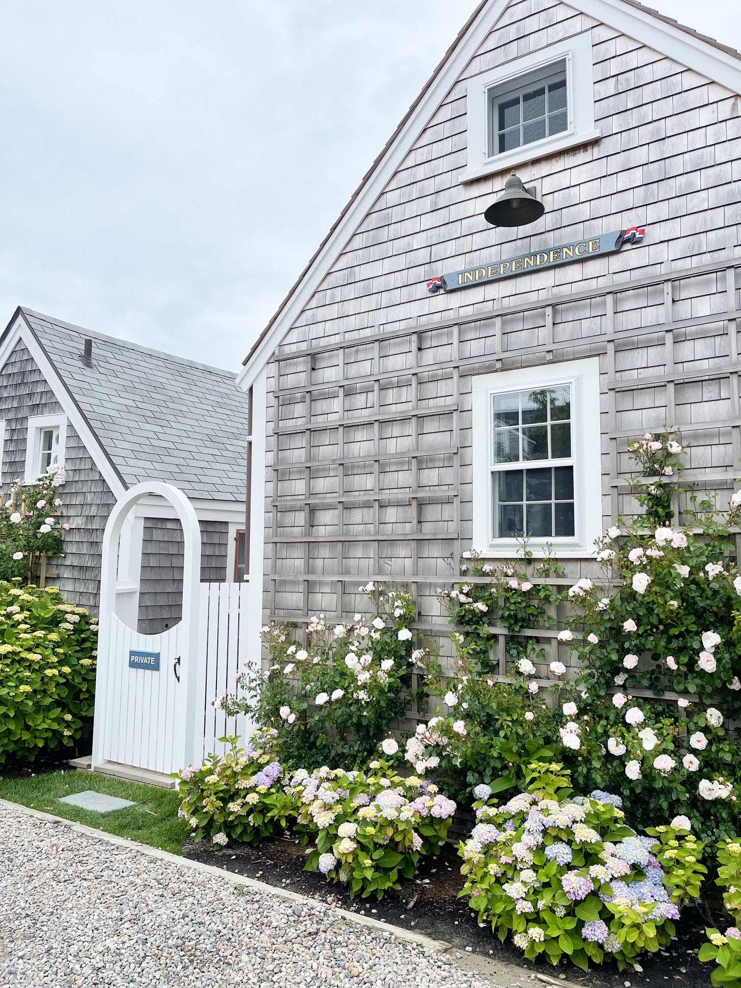 Desiree Leone of Beautifully Seaside shares, 10 beautiful coastal-inspired summer decor ideas for a breezy home.