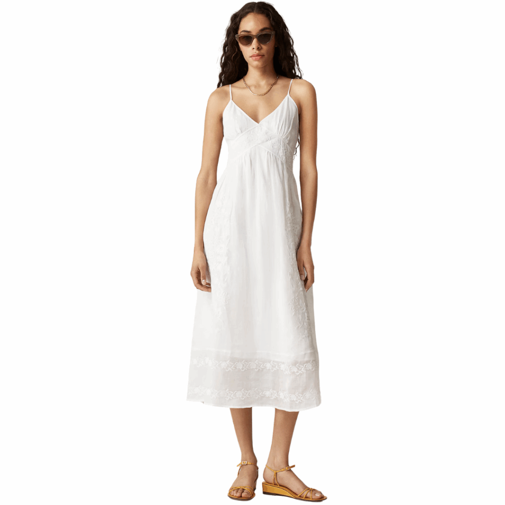 Planning a beach getaway? In 11 Easy and Chic Pieces I Always Pack for a Coastal Escape, I’m sharing my go-to essentials.
