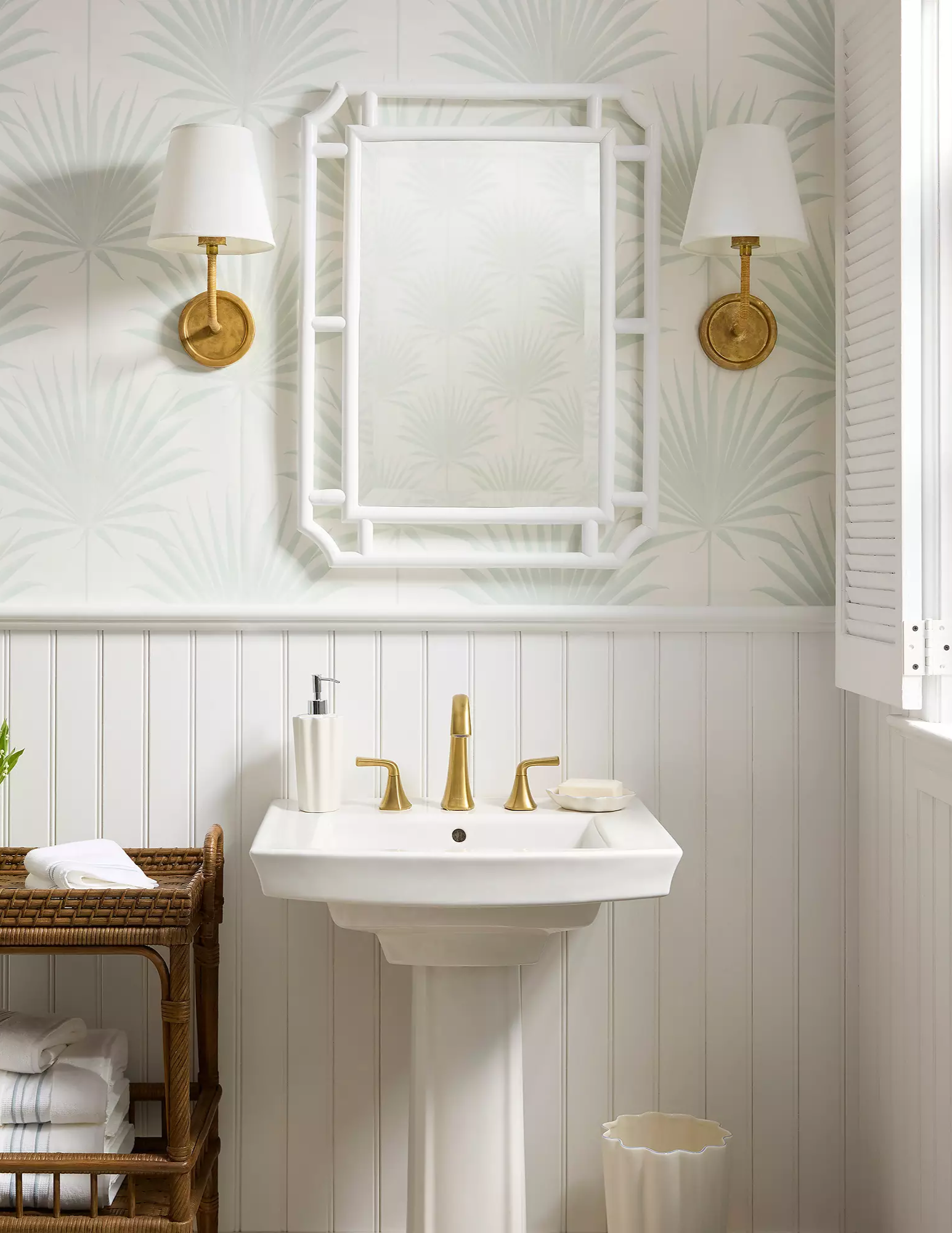 Charming guest bathroom updates I’m loving right now that are perfect for updating your space this season.